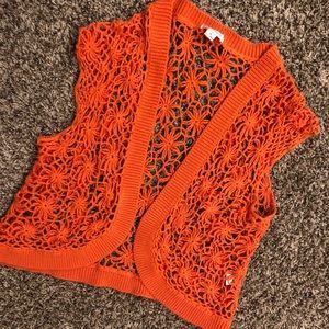 Sleeveless cropped crochet vest